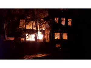 Tarihi Pazarda Korkutan Yangın: 2 Ahşap Bina Küle Döndü