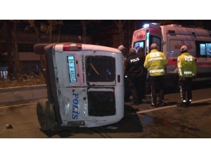 Ankara’da Minibüs Polis Aracına Çarptı: 2’si Polis 4 Yaralı