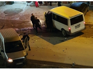 Yüksekova’da Maddi Hasarlı Trafik Kazası