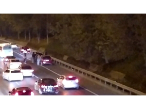 Trafikte Tekmeler Ve Yumrukların Havada Uçuştuğu Kavga Kamerada