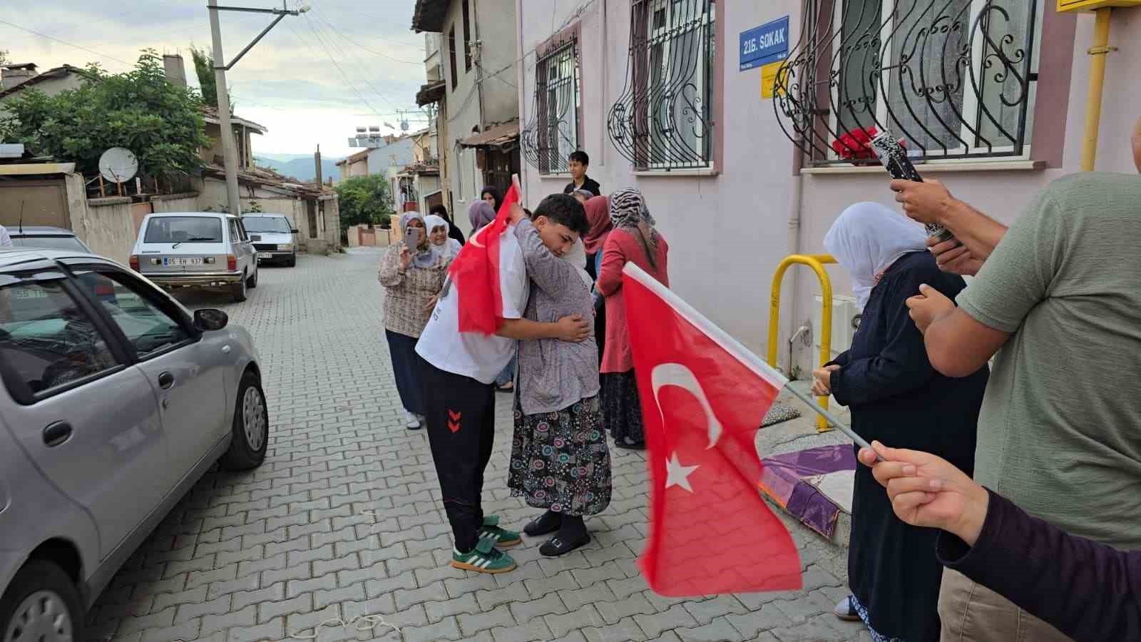 dunya-ucuncusu-milli-guresci-baba-ocaginda-coskuyla-karsilandi