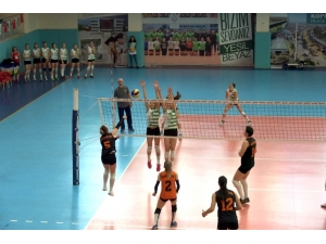 Salihli’nin Sultanları 5. Sette Kaybetti