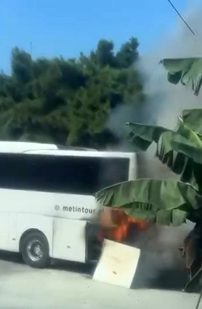 alanya-da-park-halindeki-tur-otobusunun-motor-bolumu-alev-aldi