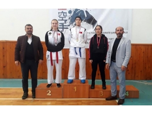 Bayburt’ta Cumhuriyet Kupası Karate Şampiyonası Renkli Görüntülere Sahne Oldu