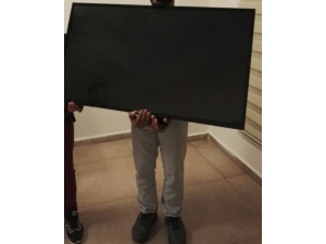 Örtüye Sarılı Televizyonu Taşırken Polise Yakalandılar