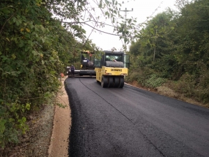 Bin 700 Metrelik Köy Yoluna Sıcak Asfalt