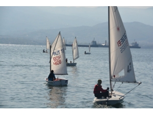 Yelkenliler İzmit Körfezi’nde Kıyasıya Yarıştı