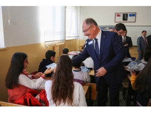 Başkandan Öğrencilere Kitap Hediyesi