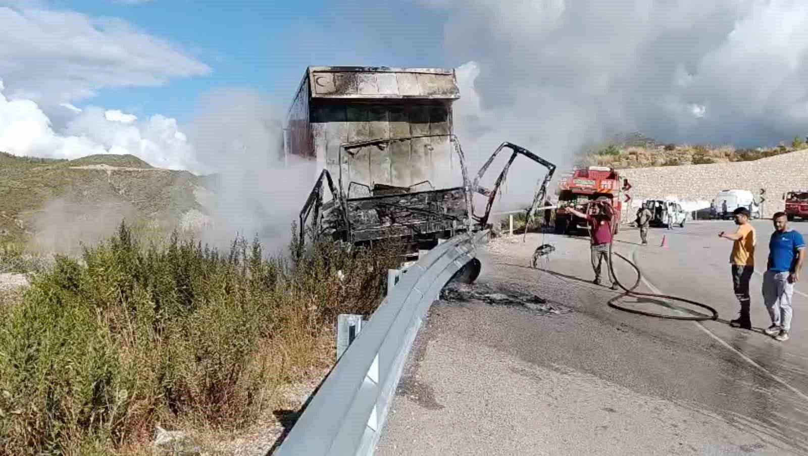 bariyerlere-carpan-kamyon-alev-alev-yandi-surucu-yarali-kurtuldu