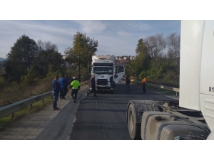 Yokuş Aşağı Giden Tır Otomobile Çarptı 3 Kişi Yaralandı