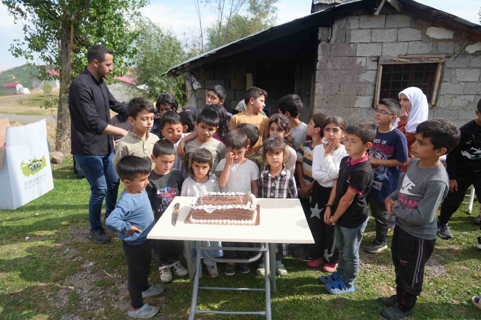mus-un-uzak-koylerinde-cocuklarin-kirtasiye-sevinci