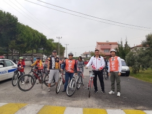 Burhaniyeli Öğrenciler Sahilde Pedal Çevirdi