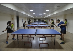 Masa Tenisine Tepebaşı İmzası