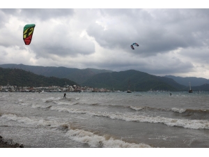 Sörfçüler Rüzgarın Tadını Çıkardı