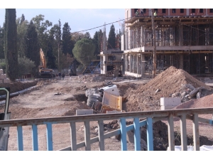 Yurt İnşaatında Kamyon Devrildi, Faciadan Dönüldü: 1 Yaralı