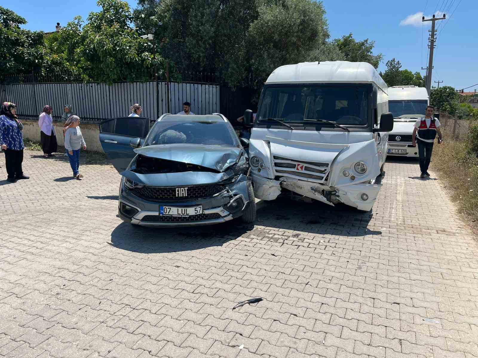 antalya-da-okul-servisi-otomobille-carpisti-7-si-anaokulu-ogrencisi-9-yarali
