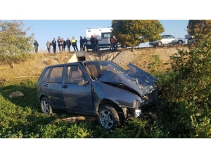 Şarampole İnen Otomobil Ağaca Çarptı: 5 Yaralı