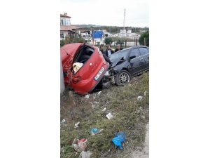 Karasu’da İki Otomobil Çarpıştı: 6 Yaralı