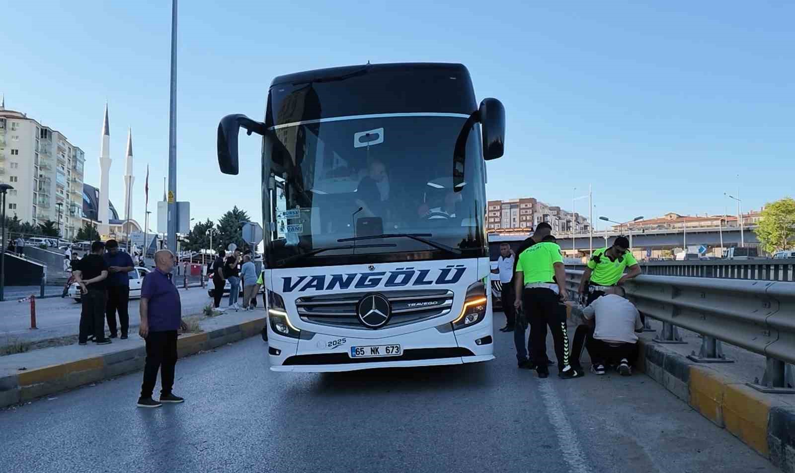 ehliyetsiz-surucu-otomobil-ve-yolcu-otobusune-carpti-40-ar-bin-lira-ceza-kesildi