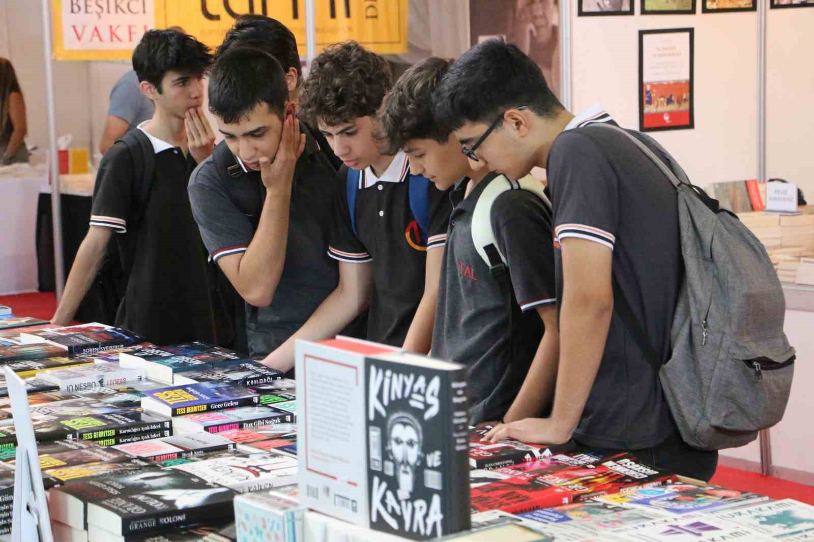 diyarbakir-da-10-kitap-fuarina-yogun-ilgi