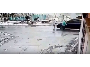 Rusya’da Aracın Çarptığı Çocuk Metrelerce Yükseğe Fırladı