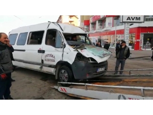 Erzurum Servis Minibüsü Kaza Yaptı: 5 Yaralı