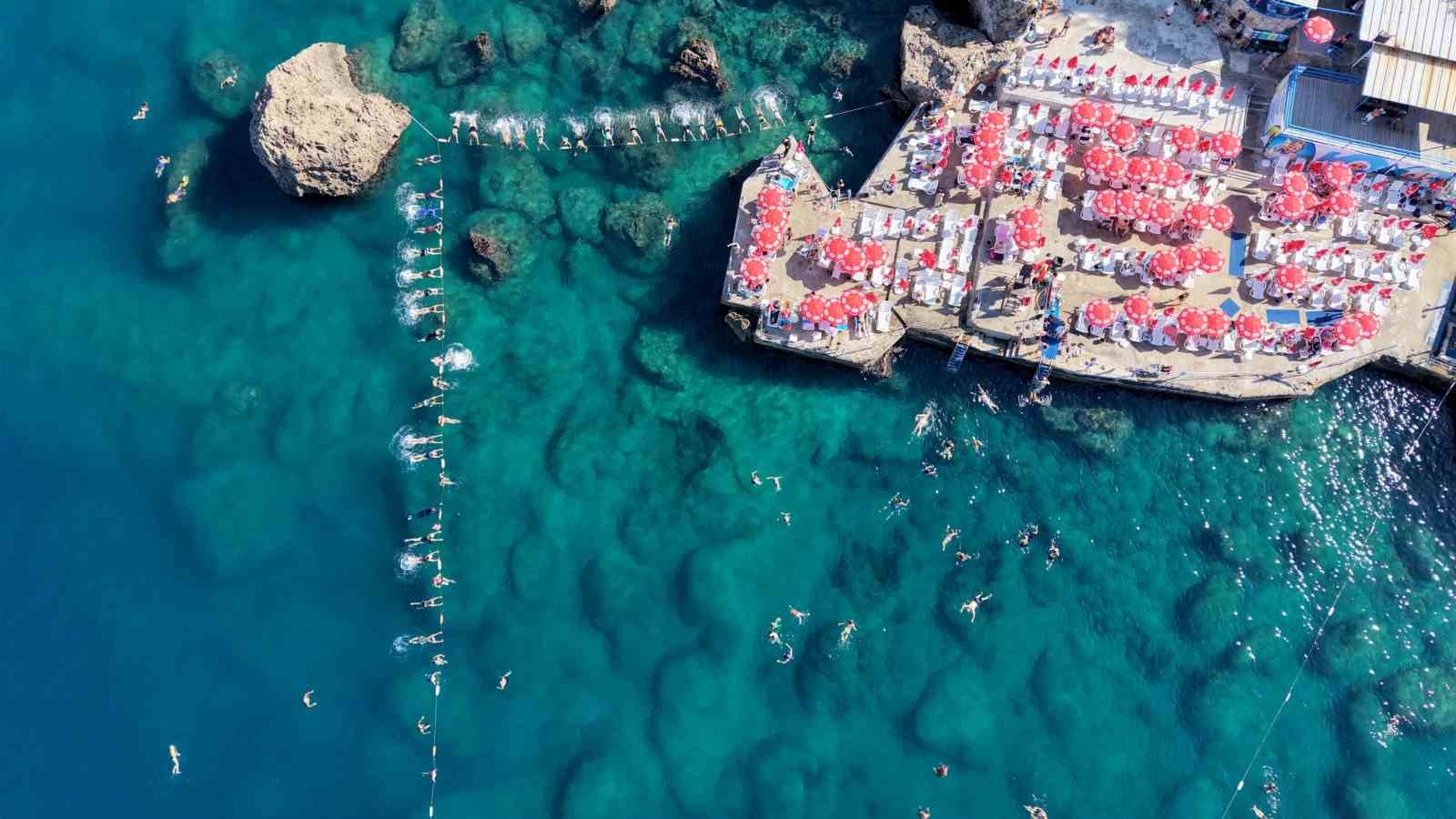 akdeniz-in-berrak-sularinda-falez-manzarali-su-cimnastigi