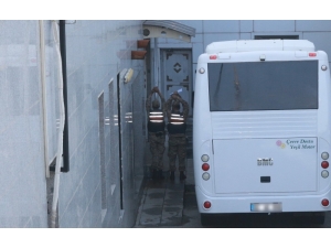 Terörden Alınan Şahıslar İçin Etten Duvar Ördüler