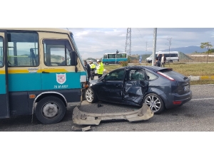 Cenazeye Giden Otomobil İle Minibüs Çarpıştı: 4 Yaralı