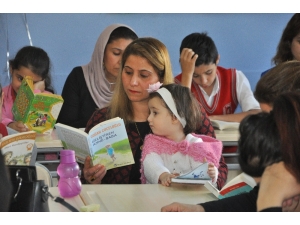 Şırnak’ta Anneler, Çocukları İle Birlikte Kitap Okuyor