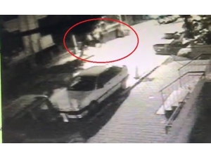 Balkondan Tırmanıp Evi Soyan Hırsızları Güvenlik Kameraları Ele Verdi