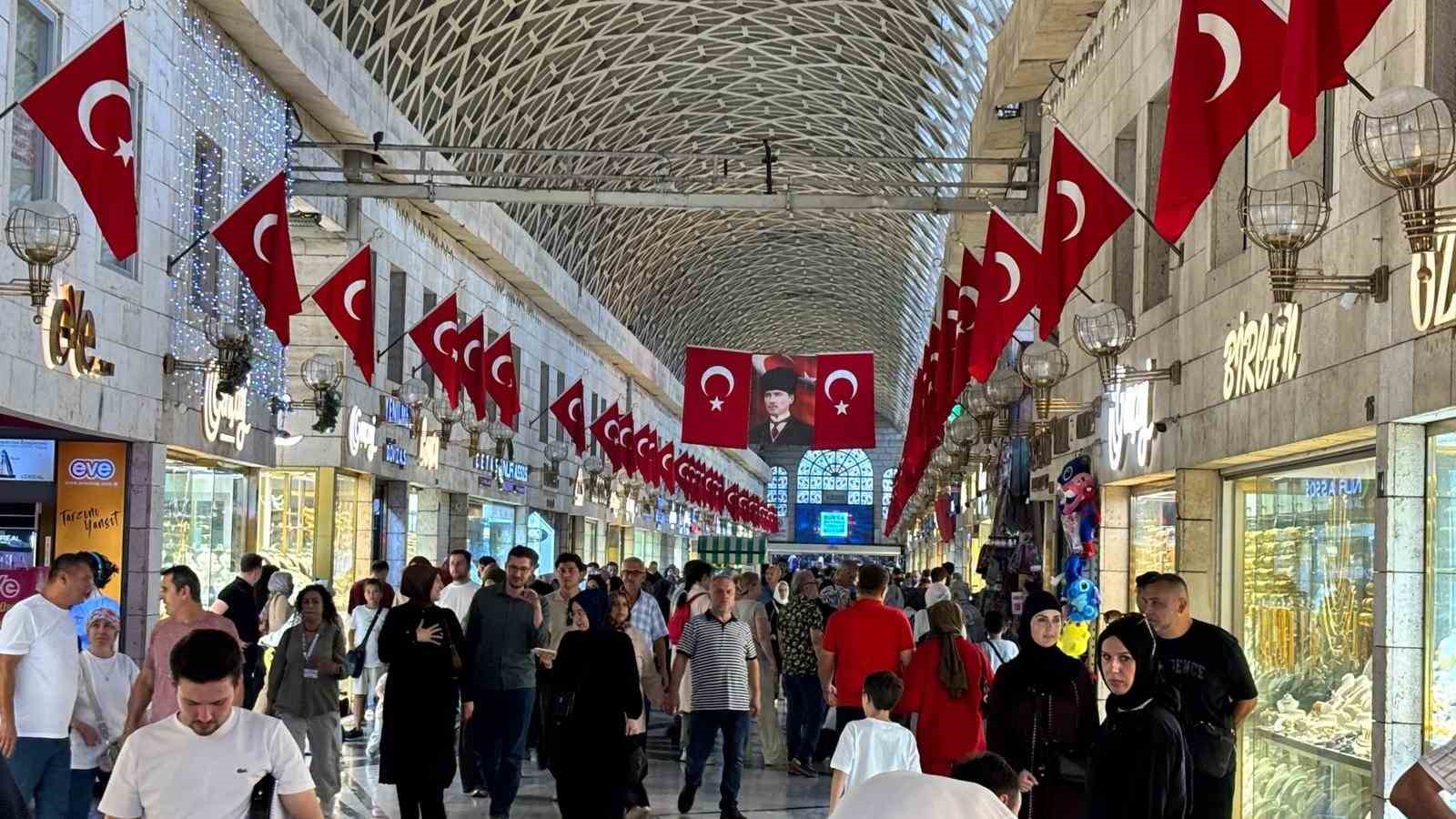 bursa-da-tarihi-kapali-carsi-turk-bayraklariyla-donatildi