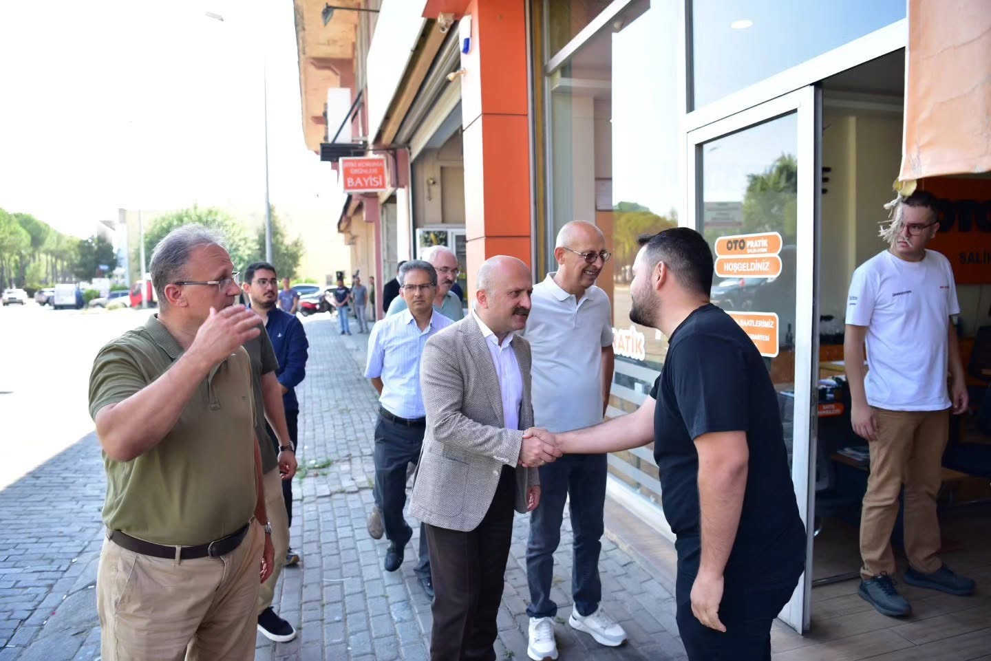 vali-varol-toptan-gidacilar-carsisi-nda-esnaf-ve-vatandaslarla-bulustu