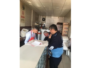 Nurdağı’nda Zabıta Marketlerdeki Etiketleri Denetledi