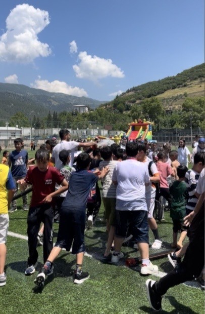osmaniye-de-itfaiyeden-cocuklara-serinleten-surpriz