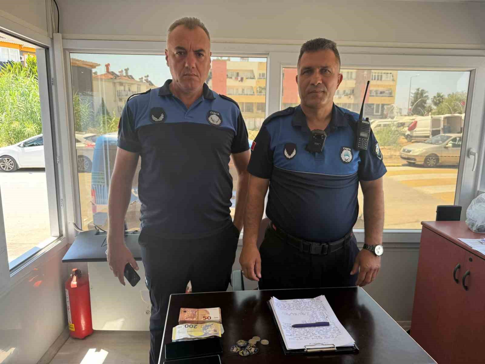 pazarda-sahte-doviz-ve-altinlarla-alisveris-yapmaya-calisti-esnaf-ve-zabitanin-dikkatiyle-yakalandi