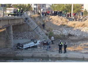 Otomobil Köprüden Dereye Uçtu: 2 Yaralı