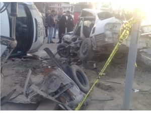 Otomobille Minibüs Çarpıştı: 1 Ölü, 1 Yaralı