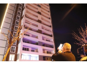 13. Katta Onu Gören Telefona Sarıldı