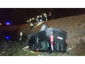 Samsun’da Sürücüsü Rahatsızlanan Kamyonet Uçurumdan Yuvarlandı: 2 Yaralı