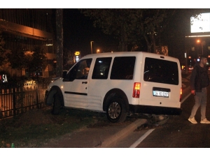 Beyoğlu’nda Kontrolden Çıkan Araç Ağaca Çarptı: 1 Yaralı