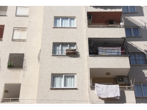 Pencerede Asılı Kalan Çocuk Ölümden Döndü