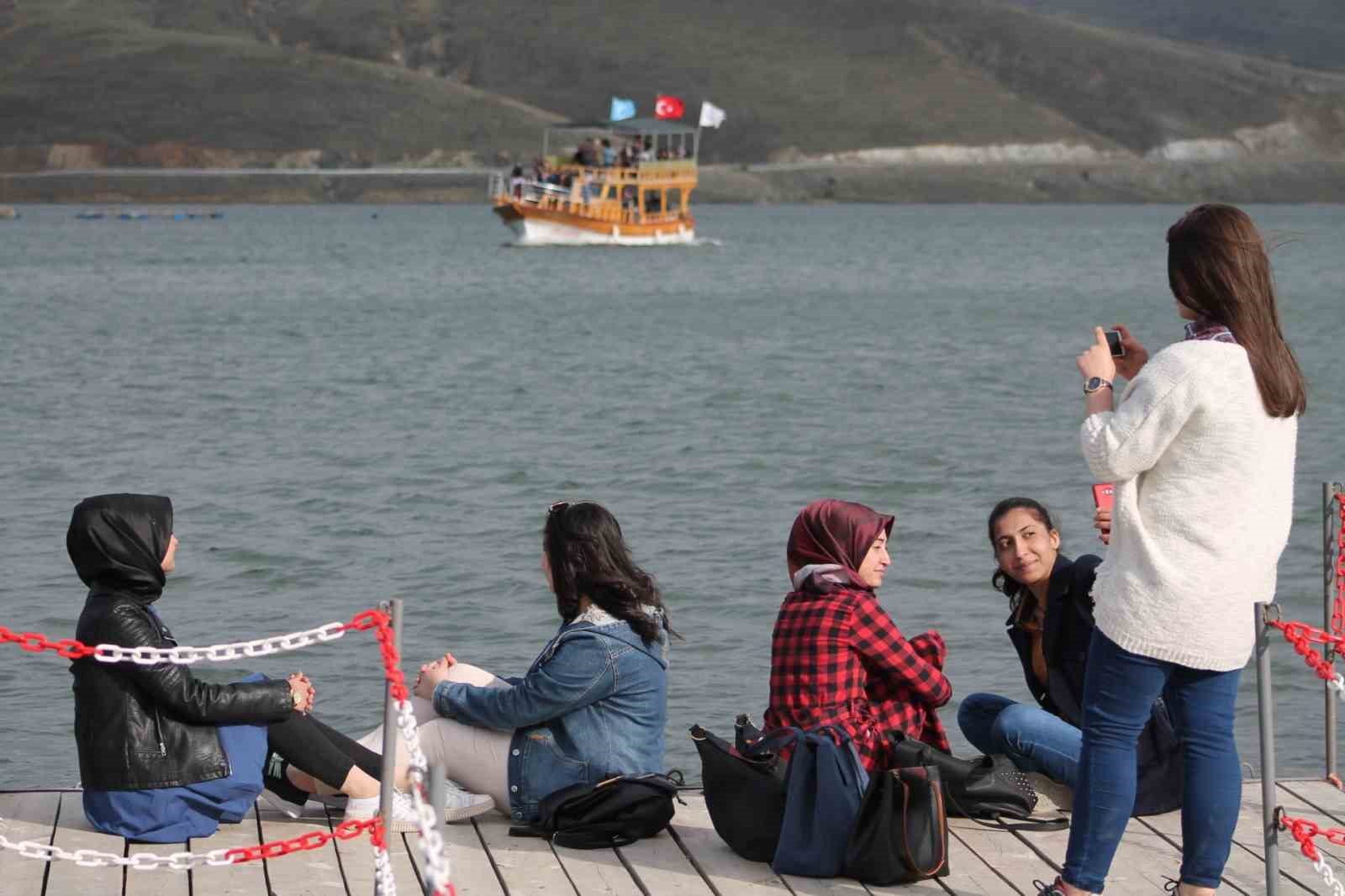1700-rakimdaki-doga-harikasi-gol-turistlerin-ilgi-odagi
