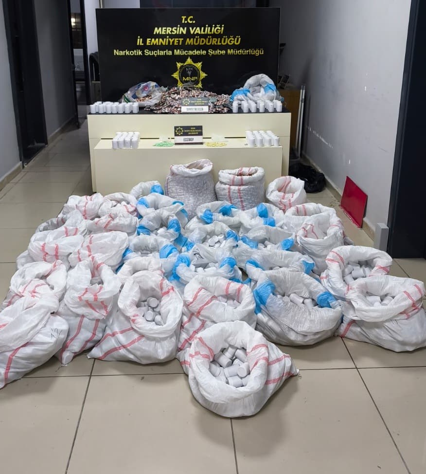 hastane-otoparkindaki-aracta-256-binden-fazla-sentetik-ecza-hap-ele-gecirildi-4-gozalti