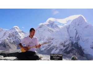 Karamanlı Genç, Kala Patthar Zirvesinde Saz Çalıp Türkü Söyledi