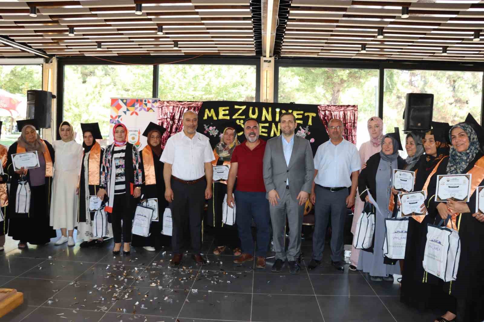 okuma-yazma-ogrenen-anneler-mezuniyet-sevinci-yasadi
