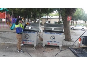 Burhaniye’de Çöp Konteynırları Periyodik Olarak Temizleniyor.