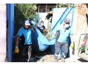 Son İki Yılda Aynı Evden 37 Kamyon Çöp Temizlendi