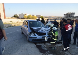 Otomobiller Kafa Kafaya Çarpıştı