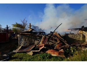 Kastamonu’da Yangın: 1 Ev, 2 Samanlık, 1 Ahır Küle Döndü